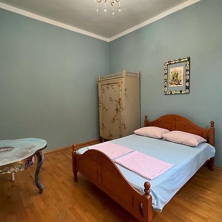 Guest House One Two Three Тбілісі Екстер'єр фото